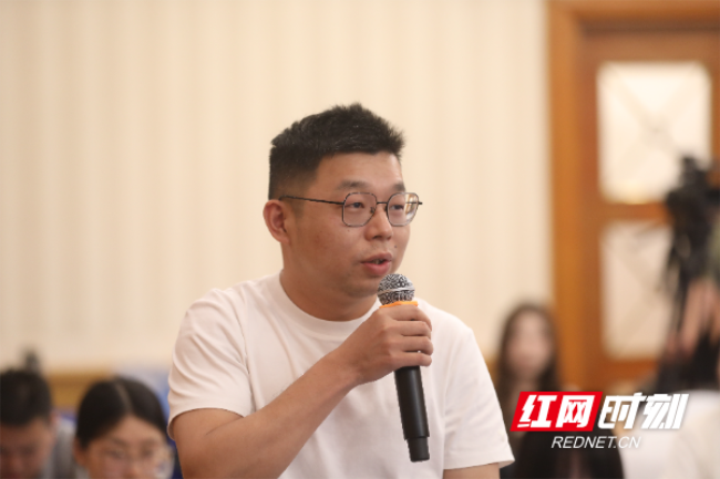 图为潇湘晨报记者提问